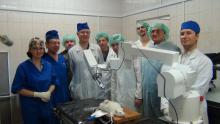Коллектив медиков и специалистов СКТБ ПР во время доклинических испытаний роботизированного медицинского манипулятора